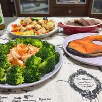 可能是煙燻鮭魚、肉排和文字的圖像