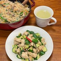 可能是義大利麵、炒麵和麵的圖像