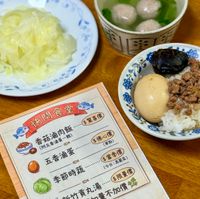 可能是粥、麵、豆腐、龍眼和顯示的文字是「快閃食堂 omg 香菇滷肉飯 （附五香油蛋一顆） $ 驚喜價 佛心價 （單點） 五香滷蛋 $當季價 （今日：高麗菜） 季節時蔬 竹貢丸湯 量不加價過 $ $限量價 路」的圖像