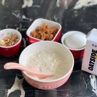 可能是粥和顯示的文字是「 an 网前 0 燕麥奶 OATSIDE a 」的圖像