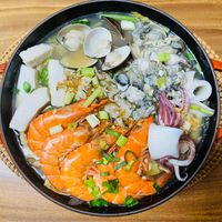可能是西班牙大鍋飯、豆腐、火鍋和香菇的圖像