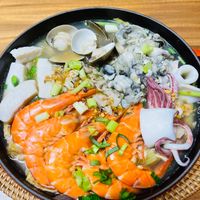 可能是生魚片、拉麵、火鍋和豆腐的圖像
