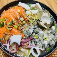 可能是火鍋、西班牙大鍋飯和麵的圖像