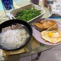 可能是拉麵、麵、水波蛋、粥和文字的圖像