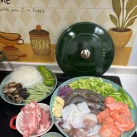 可能是麵、香菇、豆腐、火鍋和顯示的文字是「 NE ith you, you,I'happy l' m happy SUGAR STANB 」的圖像