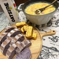 可能是黑麥麵包、豆腐和文字的圖像