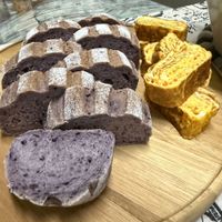 可能是戚風蛋糕、黑麥麵包和巴布卡麵包的圖像