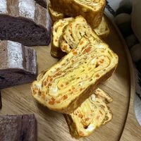 可能是巴布卡麵包、戚風蛋糕和黑麥麵包的圖像
