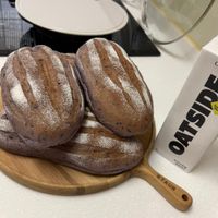 可能是鬆餅機、燕麥餅乾和文字的圖像