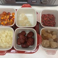 可能是龍眼和顯示的文字是「 STAUB TAUB Aи TR STAUB STAUB SAALS SAVLS AVL 」的圖像