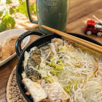 可能是拉麵、豆腐、麵和文字的圖像