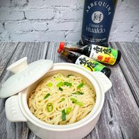 可能是炒麵、麵、拉麵、義大利麵和文字的圖像