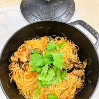 可能是炒麵、拉麵、義大利麵和麵的圖像