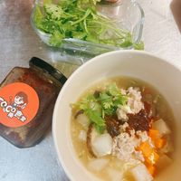 可能是粥、拉麵和顯示的文字是「 C食堂 à ញ 」的圖像