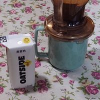 可能是研磨機、泡茶器、咖啡杯、咖啡機、矢車菊和顯示的文字是「 59 נעי 燕麥奶 VISV เวิย OATSIPE 」 的圖像