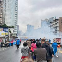 可能是一或多人和人群的圖像