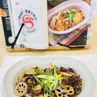 可能是炒麵、豆腐、香菇、拉麵和文字的圖像