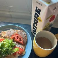 可能是歐姆蛋、英式瑪芬和顯示的文字是「 OatM*Ik CARLINIK M*Ik my4K Oat TSUPE Blend DATS ด Barista 」的圖像