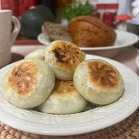 可能是英式瑪芬和肉餡餅的圖像