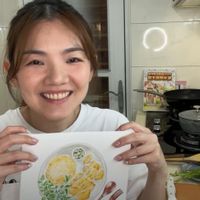 可能是水波蛋、義大利麵、拉麵、炒麵和顯示的文字是「 9:20 LINE 47 現正直播 O 50 ငိစ 留言... 留.... 留言 即時聊天室」的圖像