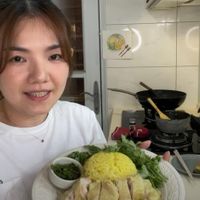 可能是壽司和顯示的文字是「 9:59 LINE 42 現正直播 o O 51 留言…… 即時聊天室 即時聊天室」的圖像