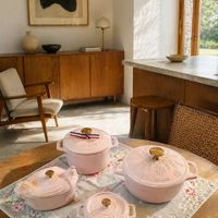 可能是餐具櫥、表格和室內的圖像