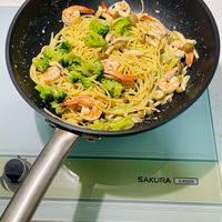 可能是蝦、炒麵和義大利麵的圖像