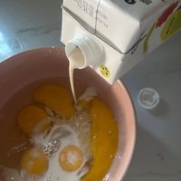 可能是蛋黃和文字的圖像