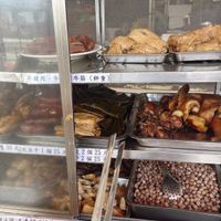 可能是脆皮奶酥蛋糕、巴布卡麵包和半圓形餡餅的圖像