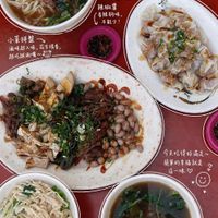 可能是粥、拉麵、麵和顯示的文字是「牛肉湯麵 湯頭清甜不油腻， 牛肉軟嫩~暖心！ 熱呼呼的，喝下去 喝下去 熱呼呼的， 整個人都放鬆了~ បញ 鲜肉抄手 皮薄餡嫩， 皮薄餡嫩,淋上油膏 淋上醬油情 超润嘴 超測嘴! ٢ 辣椒營 香辣夠味， 不能少！ 小葉拼盤 滷味超入味， 油味超入味,花生很者， 花生很香， 越吃越測嘴~ ～じ 今天吃得好滿足~ 簡單的幸福就是 這一味 這 乾拌麵 簡單卻不簡單！ 麵條Q彈，零點油慈香， 麵條Q彈 零點油慈香， 我可以吃雨碗！ 吃兩碗！ 青菜湯 清爽解服 青卖解腻，剛好 剛好 的均温集味道~ 」的圖像