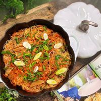 可能是義大利麵、炒飯、西班牙大鍋飯、炒麵和文字的圖像