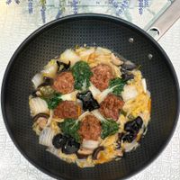 可能是麵、豆腐、拉麵、香菇和文字的圖像