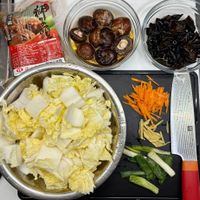 可能是香菇、火鍋、豆腐和麵的圖像