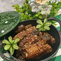 可能是豆腐、燉小牛膝和文字的圖像