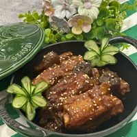 可能是燉小牛膝和文字的圖像
