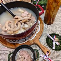 可能是火鍋、粥、豆腐、拉麵和顯示的文字是「 tSlalz NOBESYO Follow yourDream your cons SUS loved CUS Ncoumters queas nallyCharge century centiay 20the Scream ជ staub su tcems ever. መክ ong.ed. mountino addist ٥٨ อวน eee volume DIAy หบอวนก Staul noLi Gieene States ast biog aAe biography ast Shert Greh Brighto said. EBpec sreene was supposed Matter when Green the capstneof obse Taлy othe 30-year undertaking one died. was 」的圖像