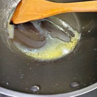 可能是蛋黃和木湯匙的圖像