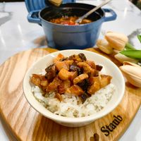 可能是粥、豆腐和顯示的文字是「 taub 」的圖像
