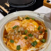 可能是蛋黃、豆腐、粥、火鍋、水波蛋和拉麵的圖像