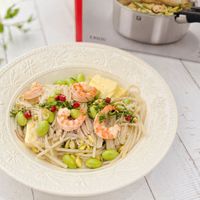 可能是蝦、義大利麵和文字的圖像