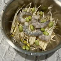 可能是麵、拉麵、豆腐和香菇的圖像
