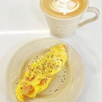 可能是咖啡杯、咖啡和歐姆蛋的圖像