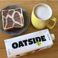 可能是咖啡、燕麥餅乾、燕麥和顯示的文字是「 όλ 1L OATSIDE Barista Set 1 MM W Blend Blesta 植物限分 植物限分 無添加蔗糖 චර ni 」的圖像