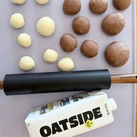 可能是燕麥餅乾和顯示的文字是「 OATSIDE OatM*Ik OatM Oat OATSIPE M*Ik Blend ® 無港加座膜」的圖像