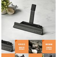 可能是顯示的文字是「 staub staub afrona 鍋蓋放置架 適用各種尺 適用各種尺寸STAUB講鐵鍋蓋 STAUB 講鐵鍋蓋 經典造型 STAUB 語鐵材質 質感優異 優質錦鐵 全體受熟 均匀溫控 實用設計 底摩砂膠 防滑設計 安善放置 各種鍋蓋 避免硅撞」的圖像