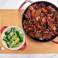 可能是食物和顯示的文字是「 STAUB สักชาร 」的圖像