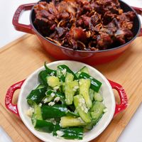 可能是燉小牛膝和顯示的文字是「 ETAYE STAYE STAUE 」的圖像