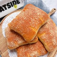可能是法式長棍麵包、巴布卡麵包和顯示的文字是「 ATSIDE ဓိမ္တ i Blend Barista STAUB 」的圖像