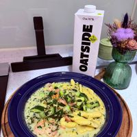 可能是義大利麵和顯示的文字是「 Oat OatM*Ik M*Ik OATSIDE អ់ 」的圖像