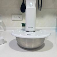 可能是熱水器、泡茶器和顯示的文字是「 80 HиR m ZWILLING FSH 」的圖像